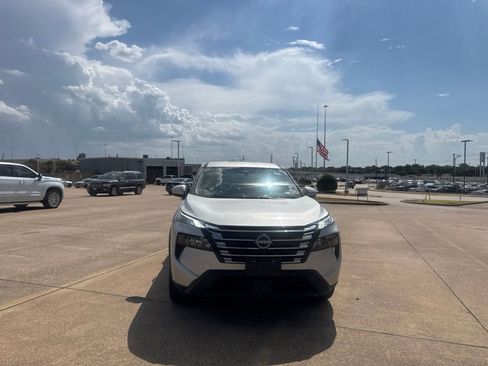 Used 2025 Nissan Rogue SV FWD image 5