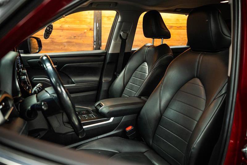 Used 2020 Toyota Highlander XLE AWD/4WD image 10