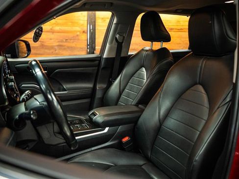 Used 2020 Toyota Highlander XLE image 10