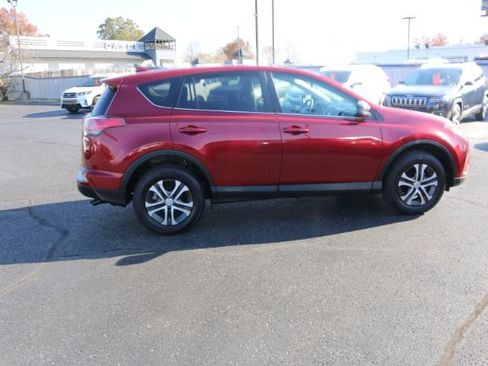 Used 2018 Toyota RAV4 LE image 11