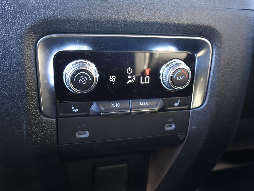Used 2024 GMC Yukon AT4 w/ AT4 Premium Package AWD/4WD image 13