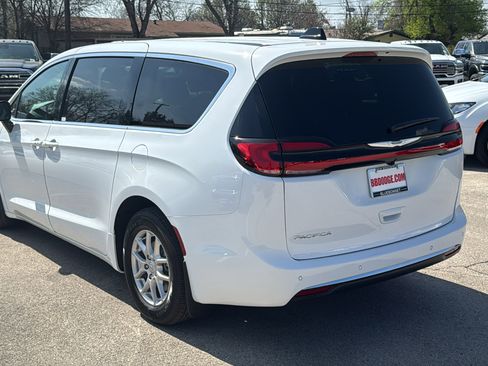 New 2026 Chrysler Pacifica Select image 7