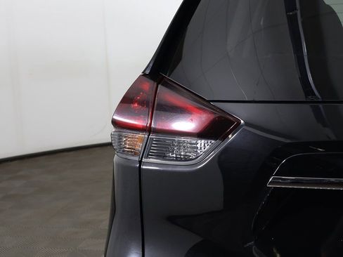 Used 2018 Nissan Rogue SV w/ Premium Package image 16