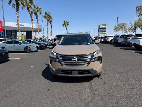 Used 2024 Nissan Rogue SV w/ SV Premium Package image 2