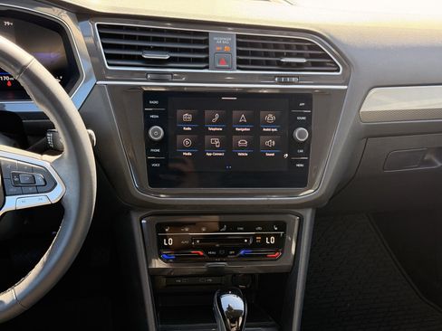 Used 2024 Volkswagen Tiguan SE FWD image 31