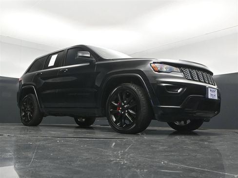 Used 2017 Jeep Grand Cherokee Altitude AWD/4WD image 29