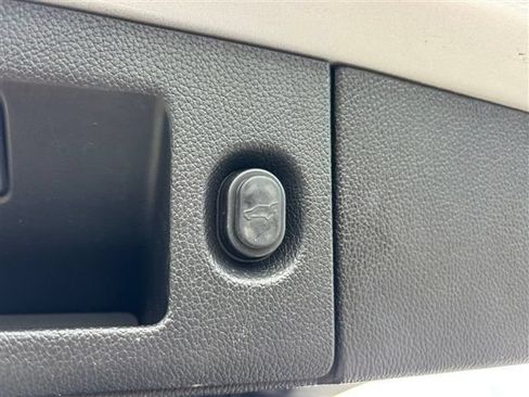 Used 2019 GMC Yukon XL SLT w/ Open Road Package RWD image 19