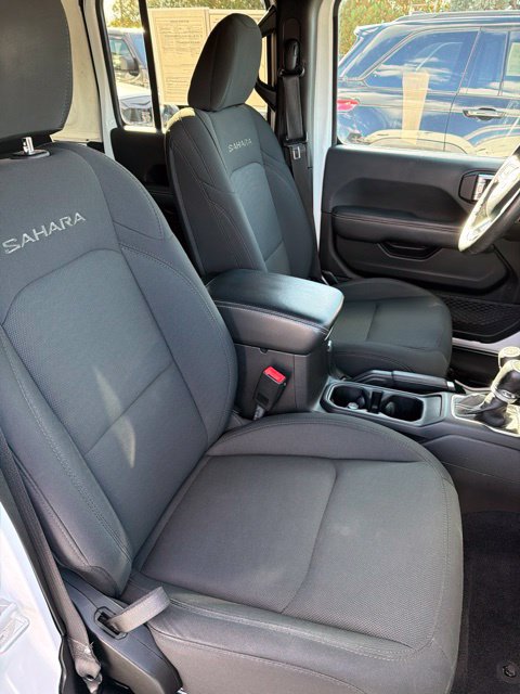 Used 2018 Jeep Wrangler Unlimited Sahara w/ Uconnect 4C Nav & Sound Group AWD/4WD image 15
