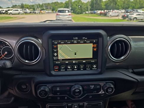 Used 2019 Jeep Wrangler Unlimited Sahara AWD/4WD image 8
