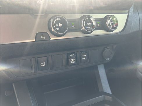 Used 2018 Toyota Tacoma SR5 RWD image 16