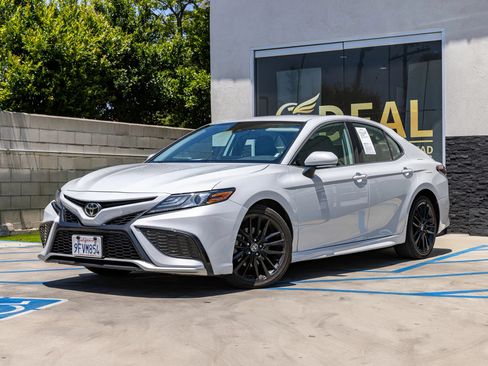 Used 2023 Toyota Camry XSE FWD image 5