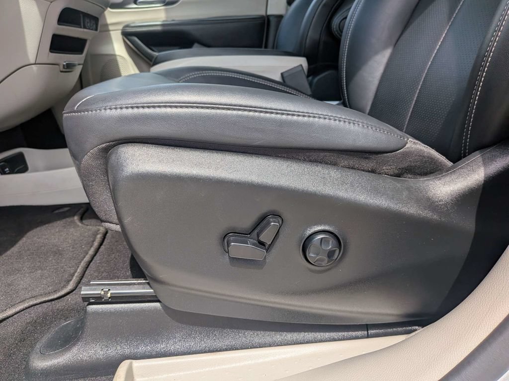 Used 2024 Chrysler Pacifica Touring-L FWD image 21