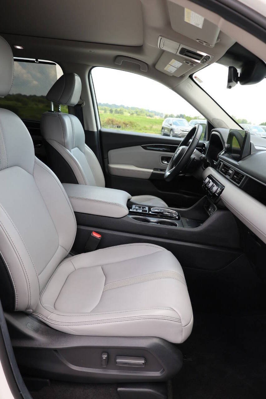 Used 2025 Honda Pilot Touring image 15