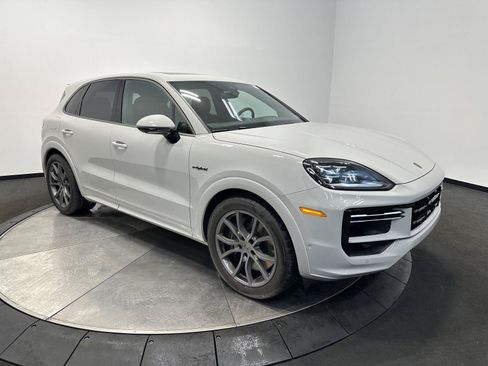 Certified 2025 Porsche Cayenne Turbo AWD/4WD image 10