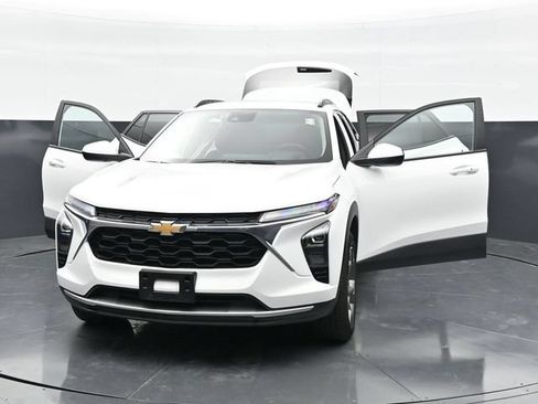 Used 2025 Chevrolet Trax LT w/ LT Convenience Package FWD image 44