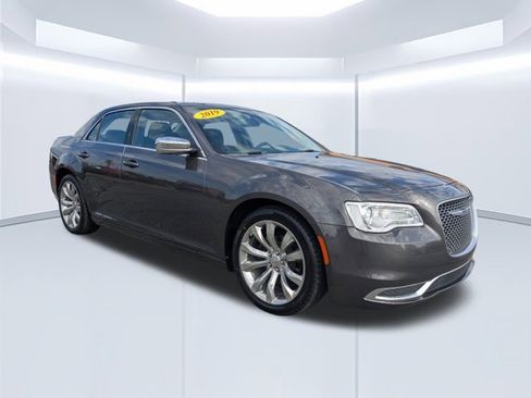 Used 2019 Chrysler 300 Touring w/ Chrome Appearance Package image 2