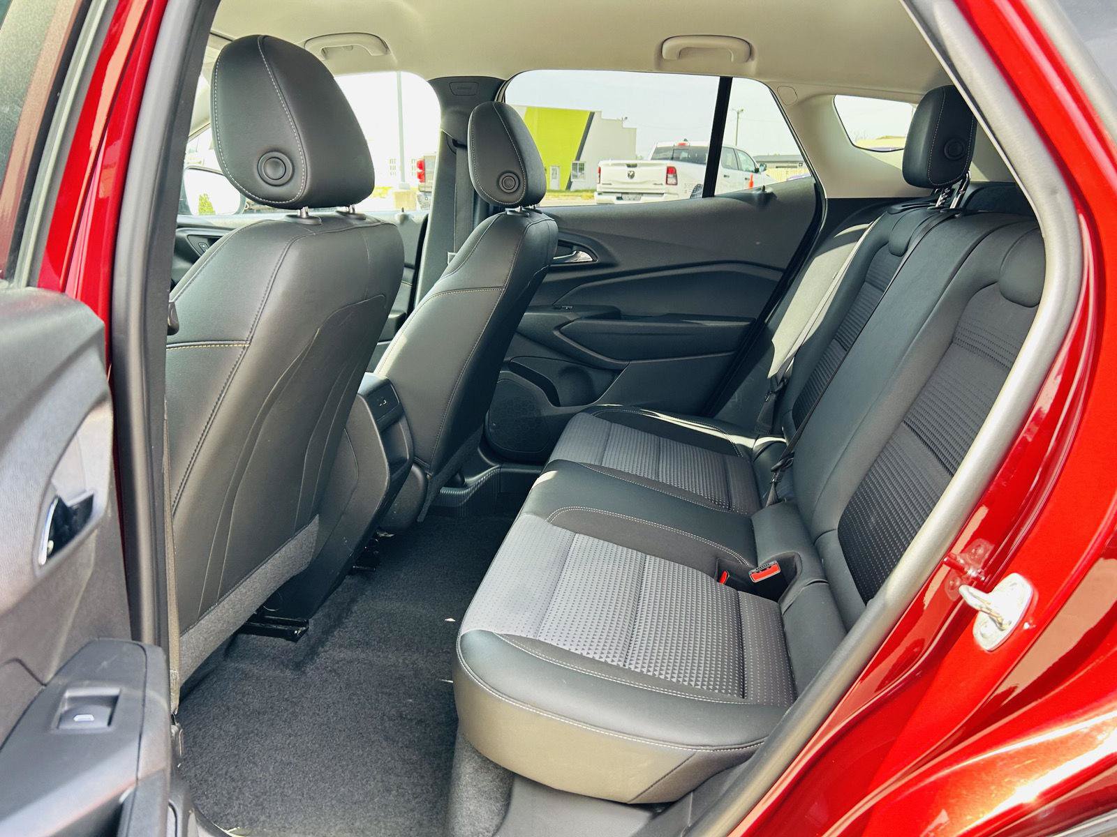 Used 2025 Chevrolet Trax LT FWD image 23