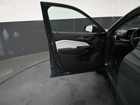 Used 2025 Chevrolet Trax LT FWD image 24