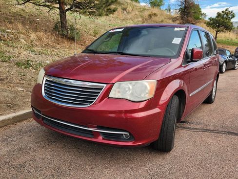 Used 2014 Chrysler Town & Country Touring FWD image 9