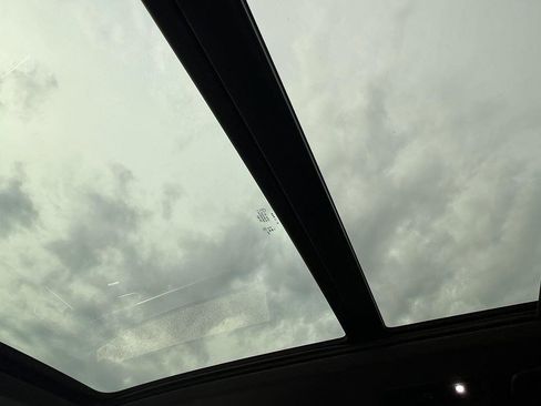 Used 2024 Volkswagen Tiguan SE R-Line image 15