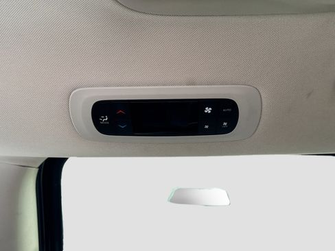 Used 2024 Chrysler Pacifica Touring-L FWD image 27