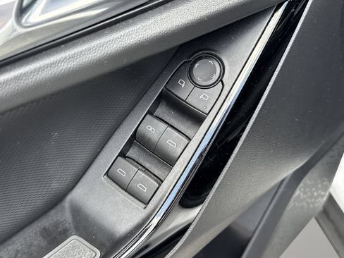 Used 2025 Chevrolet Equinox LT w/ Safety and Technology Package FWD image 19