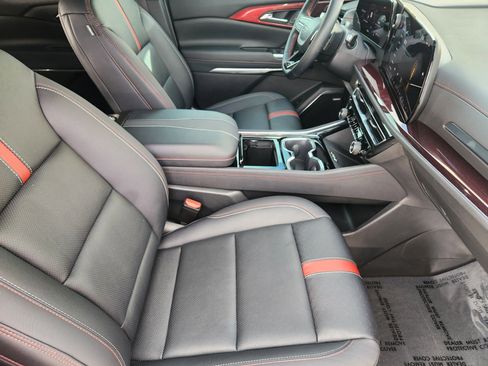 Used 2024 Chevrolet Traverse RS image 15