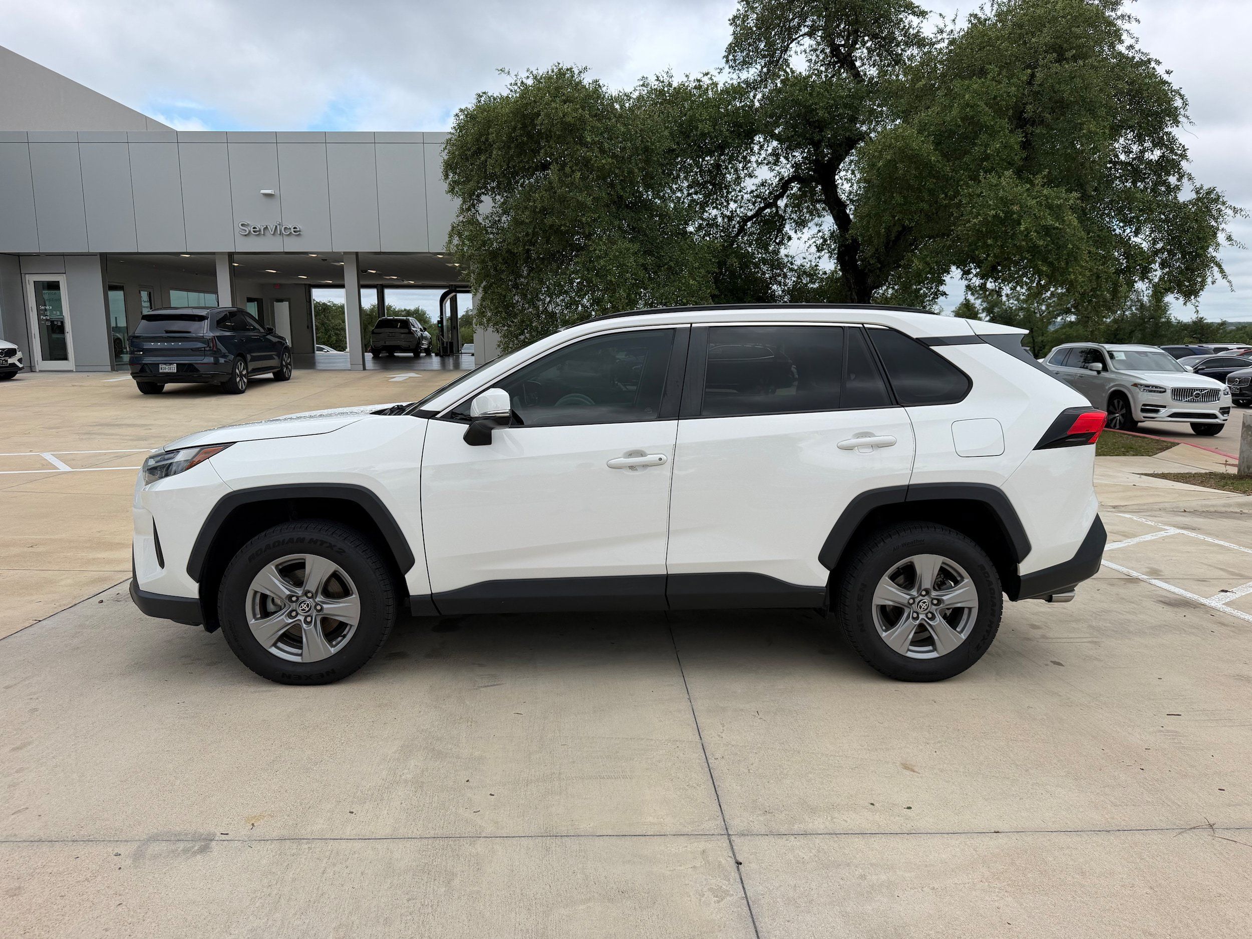 Used 2022 Toyota RAV4 XLE FWD image 3