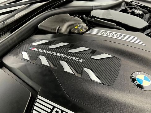 Used 2023 BMW M550i xDrive w/ Dynamic Handling Package image 31