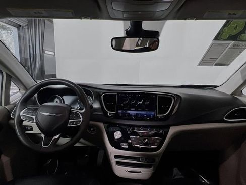 Used 2024 Chrysler Pacifica Touring-L FWD image 26