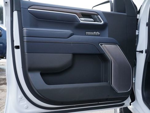 Used 2022 Chevrolet Silverado 1500 High Country w/ High Country Premium Package image 15