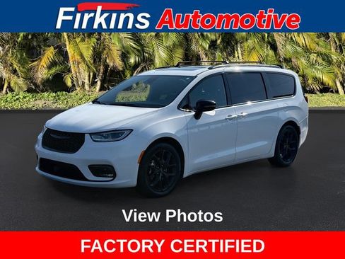 Used 2025 Chrysler Pacifica Limited FWD image 1