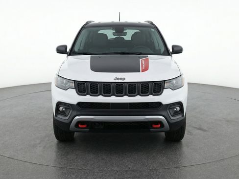 Used 2025 Jeep Compass Trailhawk AWD/4WD image 2