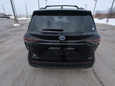 Used 2025 Toyota Sienna XLE image 6