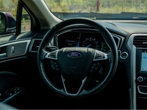 Used 2017 Ford Fusion SE w/ Equipment Group 201A FWD image 22