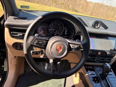 Certified 2025 Porsche Macan image 15