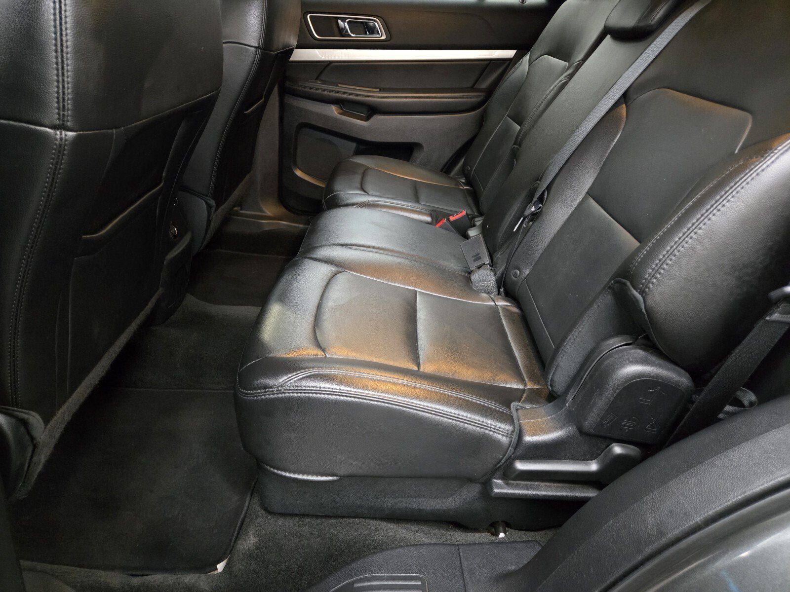 Used 2017 Ford Explorer XLT w/ Equipment Group 202A FWD image 8