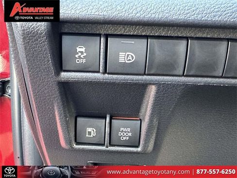 Used 2025 Toyota Sienna XLE image 25