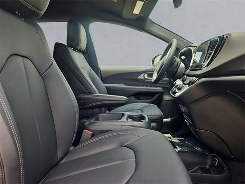 New 2025 Chrysler Voyager LX image 15