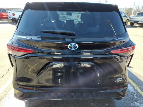 Used 2022 Toyota Sienna XSE image 6
