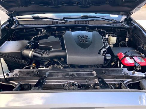 Used 2022 Toyota Tacoma Limited AWD/4WD image 9
