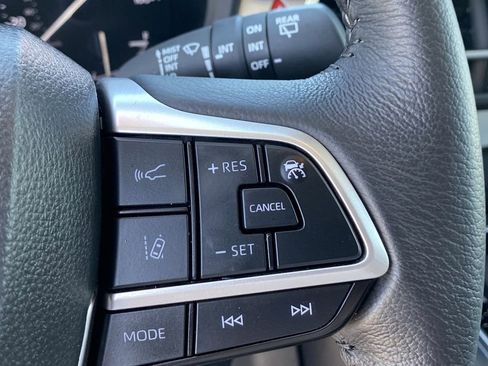 Certified 2025 Toyota Sienna XLE FWD image 28