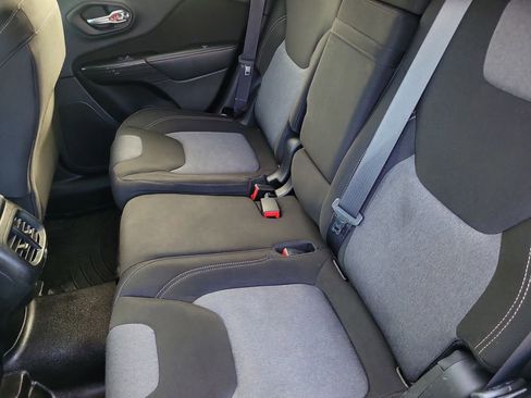 Used 2014 Jeep Cherokee Latitude image 11