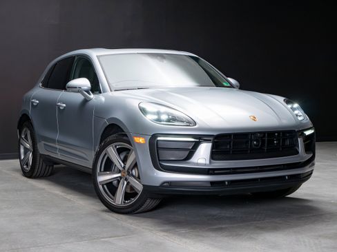 Certified 2025 Porsche Macan AWD/4WD image 9