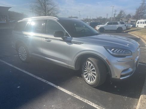 Used 2024 Lincoln Aviator AWD w/ Premium Package image 2