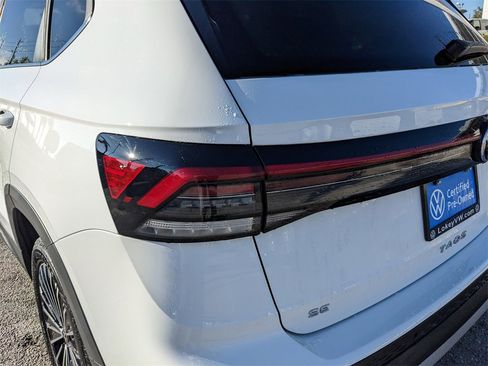 Certified 2025 Volkswagen Taos SE image 10