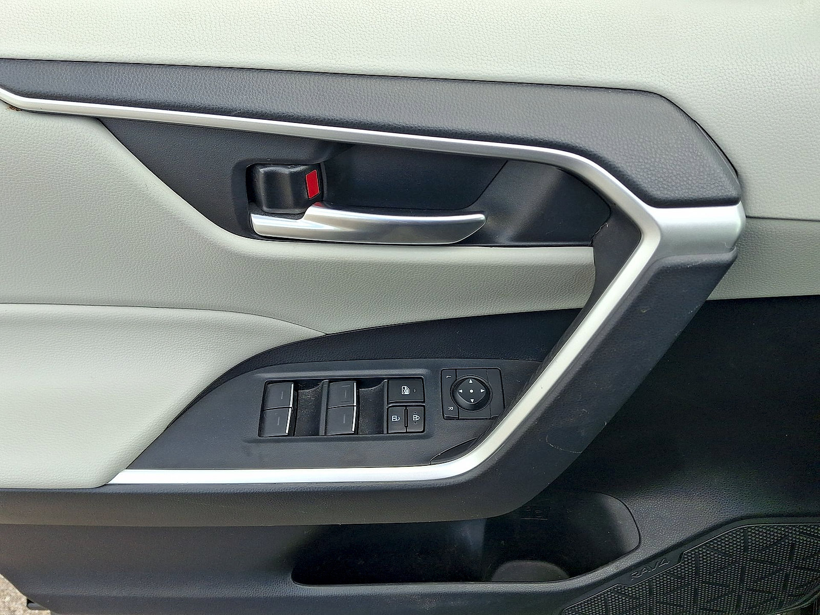 Used 2023 Toyota RAV4 XLE AWD/4WD image 10