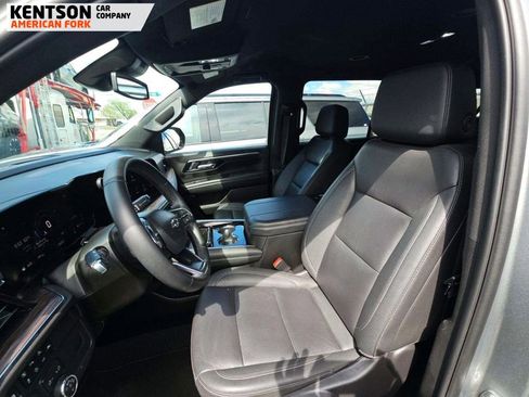 Used 2025 Chevrolet Suburban Z71 image 5