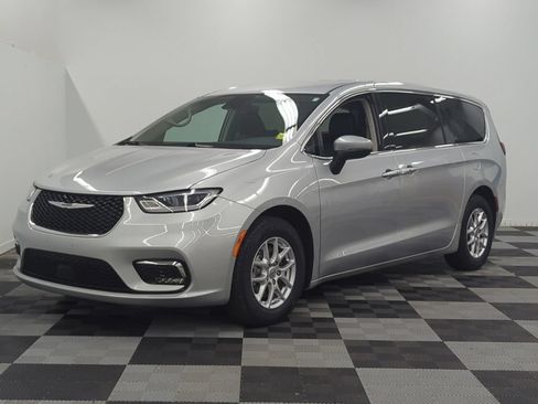 Used 2023 Chrysler Pacifica Touring-L FWD image 3