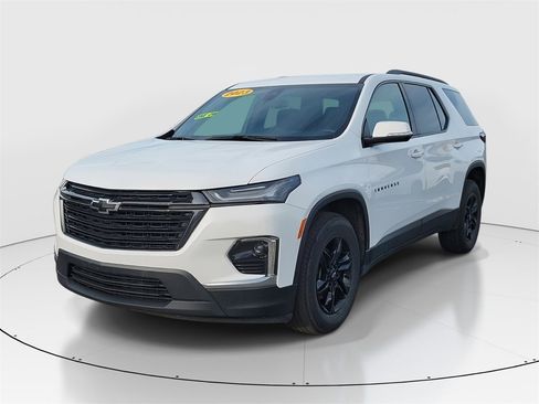 Used 2023 Chevrolet Traverse LT image 2